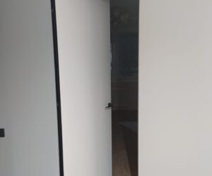 skrytaya-dver-s-chernoj-kromkoj