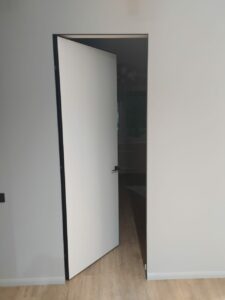 Скрытая дверь с черной кромкой