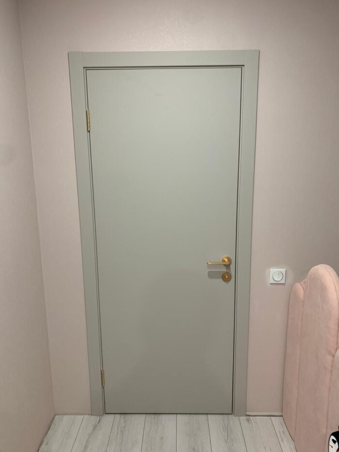 Гладкие серые межкомнатные двери К1 Афтора (2)