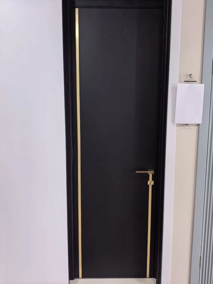 Двери межкомнатные UNO4 золотой молдинг