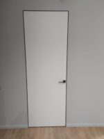 Скрытая межкомнатная дверь с черной кромкой