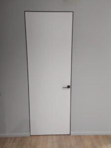 Скрытая межкомнатная дверь с черной кромкой