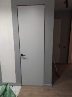 Скрытая межкомнатная дверь с черной кромкой