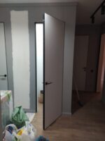 Скрытая межкомнатная дверь с черной кромкой